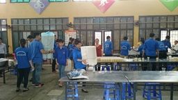 Công tác chuẩn bị cho 400 suất cơm miễn phí ngày 1/7/2015 của chi đoàn trường THCS Nguyễn Trãi