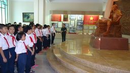 Học sinh khối 6 tham quan Bảo tàng Binh chủng thông tin