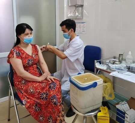 42 cán bộ, giáo viên, nhân viên trường THCS Nguyễn Trãi tiêm phòng COVID-19