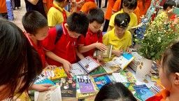 TƯNG BỪNG NGÀY HỘI SÁCH TẠI TRƯỜNG THCS NGUYỄN TRÃI, GẶP GỠ GIAO LƯU HỌC SINH KHỐI 5 TRƯỜNG TIỂU HỌC VẠN PHÚC