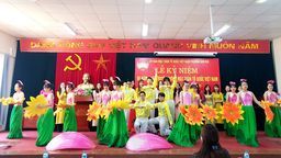 Thầy cô, học sinh trường THCS Nguyễn Trãi biểu diễn văn nghệ chào mừng 90 năm ngày truyền thống Mặt trận tổ quốc Việt Nam