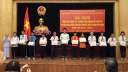 Cán bộ, giáo viên và học sinh trường THCS Nguyễn Trãi tham dự tổng kết công tác thanh thiếu niên chữ thập đỏ quận Ba Đình năm học 2015-2016 và trao học bổng cho học sinh có hoàn cảnh khó khăn