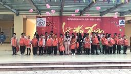 CHI HỘI CHỮ THẬP ĐỎ TRƯỜNG THCS NGUYỄN TRÃI TRAO QUÀ TẾT CHO HỌC SINH CÓ HOÀN CẢNH KHÓ KHĂN