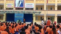 Học sinh trường THCS Nguyễn Trãi tham gia buổi truyền thông "Phòng chống bạo lực và xâm hại trẻ em"