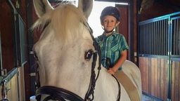 Cậu bé 7 tuổi mua ngựa từ tiền bán nước chanh