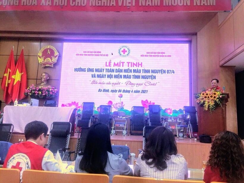 Giáo viên, nhân viên trường THCS Nguyễn Trãi tham gia chương trình hiến máu nhân đạo “Một giọt máu trao đi, một cuộc đời ở lại”