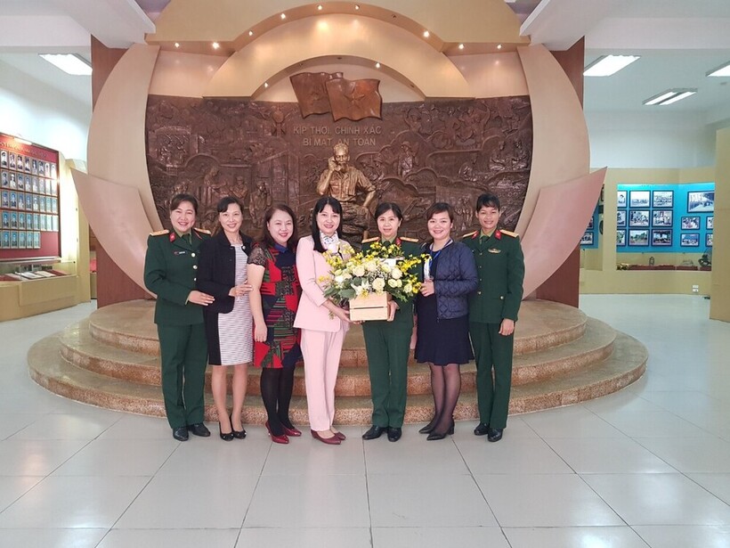 Học sinh trường THCS Nguyễn Trãi tham quan Bảo tàng Thông tin