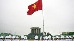 Tự hào khi đứng dưới cờ Tổ quốc