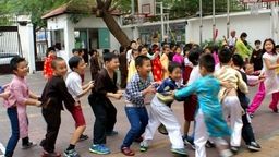 Giáo dục con bằng… đồng dao