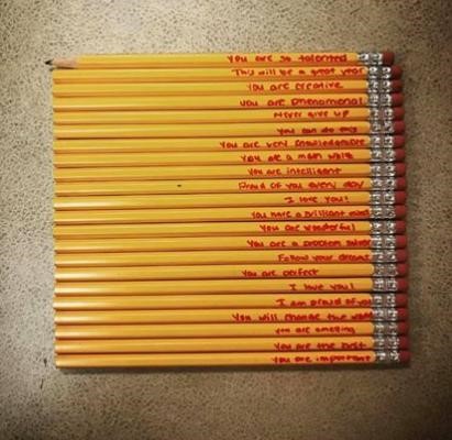 Lời động viên bà mẹ trên bút chì của con trai khiến trái tim cô giáo “tan chảy”