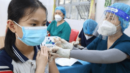 Trẻ em nên ăn gì trước và sau khi tiêm vaccine COVID-19?