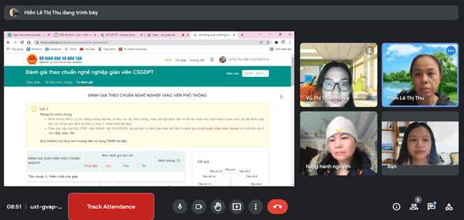 Giáo viên tổ Ngoại ngữ trường THCS Nguyễn Trãi thực hiện tự đánh giá chuẩn giáo viên trên phần mềm Temis