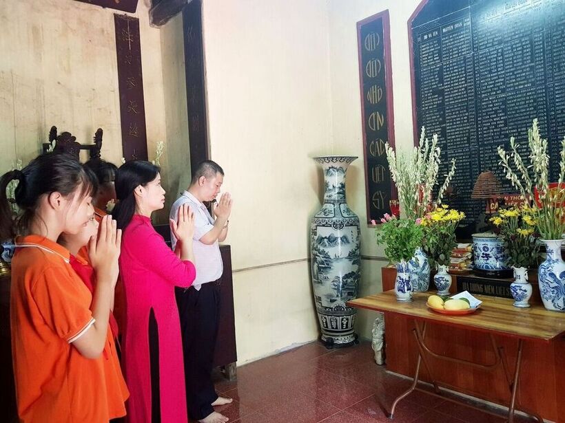 Thầy và trò trường THCS Nguyễn Trãi tri ân Ngày Thương binh liệt sĩ