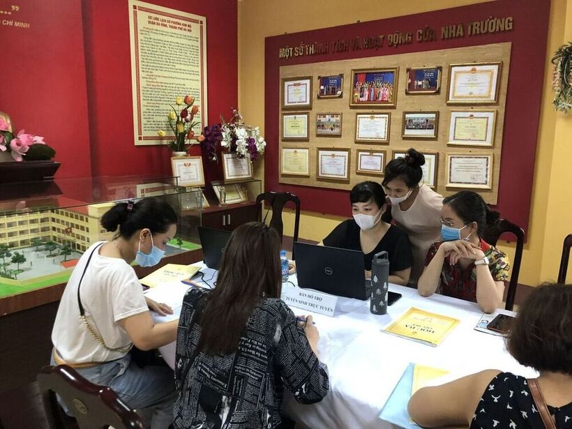 Ban tuyển sinh trường THCS Nguyễn Trãi – Ba Đình hỗ trợ rất nhiệt tình phụ huynh học sinh trong hoạt động đăng kí trực tuyến năm học 2020 - 2021