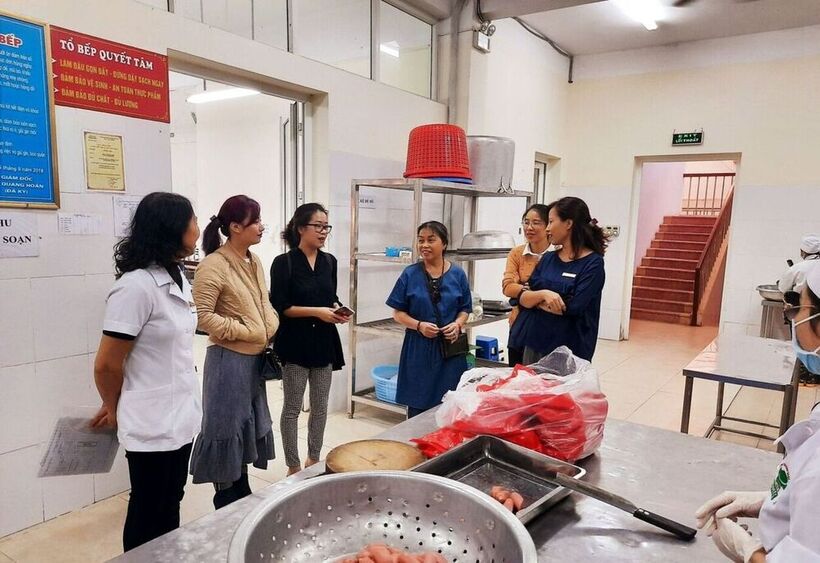 Công tác kiểm tra đảm bảo vệ sinh an toàn thực phẩm tại bếp ăn bán trú của Trường THCS Nguyễn Trãi      