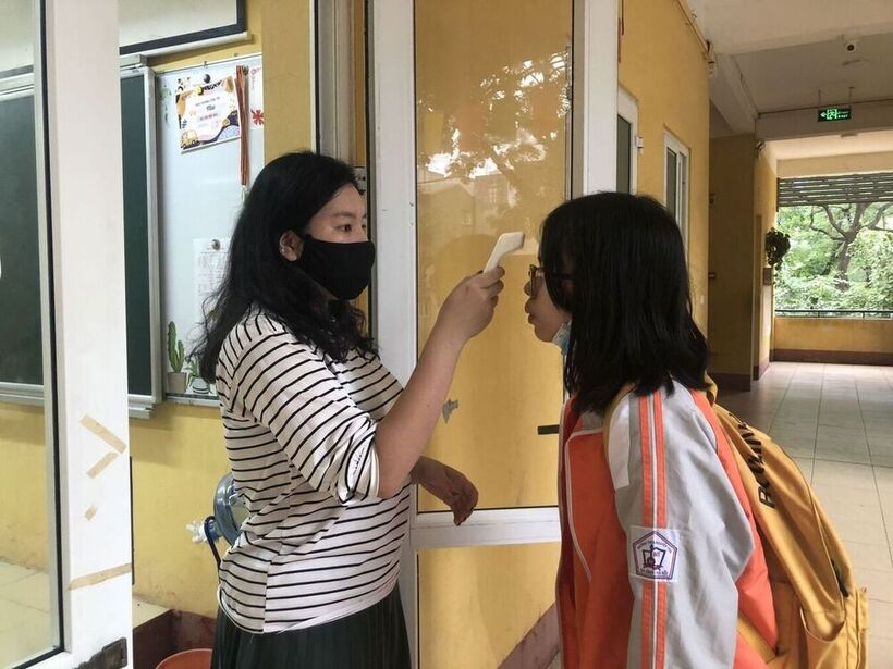 Trường THCS Nguyễn Trãi tổ chức đo thân nhiệt cho học sinh tại lớp