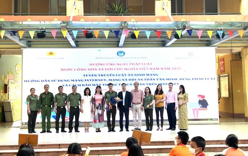 Tuyên truyền về Luật An ninh mạng, hướng dẫn sử dụng mạng internet, mạng xã hội an toàn, văn minh, đúng pháp luật và cách bảo mật thông tin cá nhân trên Internet ở trường THCS Nguyễn Trãi