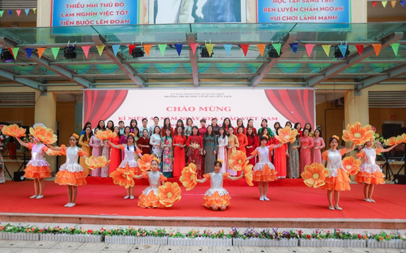 Trường THCS Nguyễn Trãi (quận Ba Đình): Xúc động với buổi Lễ kỉ niệm 40 năm Ngày nhà giáo Việt Nam