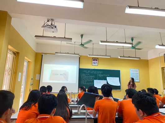 Tổ tự nhiên 2 hội giảng hưởng ứng thi đua chào mừng 20/11