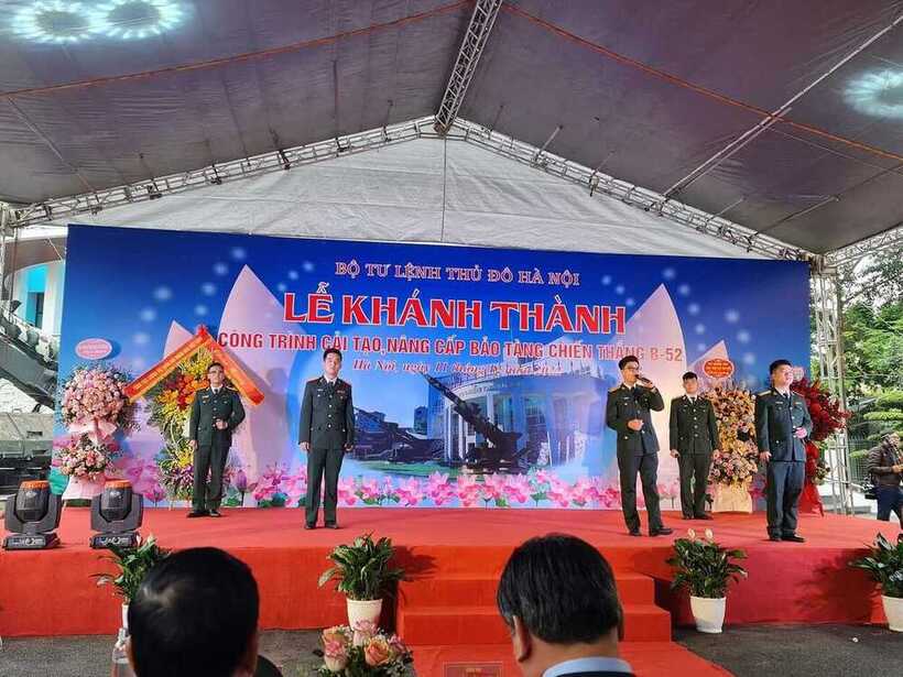 Đại diện cán bộ giáo viên và học sinh Trường THCS Nguyễn Trãi tham dự buổi Lễ khánh thành công trình và tham quan Bảo tàng Chiến thắng B52