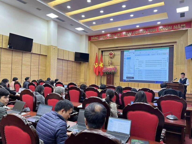 Đại diện BGH, giáo viên, nhân viên trường THCS Nguyễn Trãi tham dự tập huấn triển khai tăng cường ứng dụng CNTT trong quản lý giáo dục