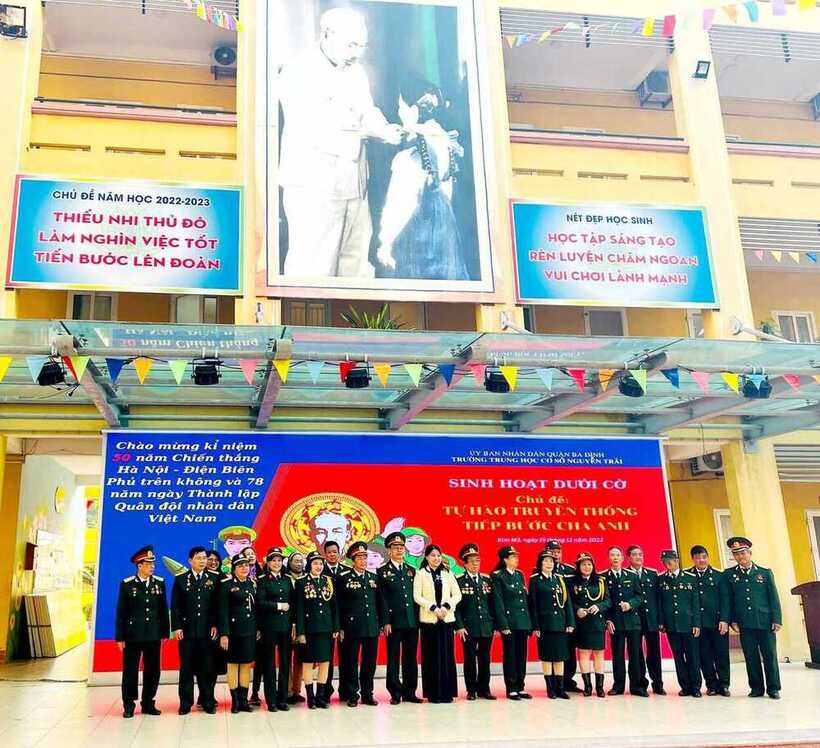 Ngoại khoá “Tự hào truyền thống - tiếp bước cha anh”   chào mừng kỉ niệm 50 năm chiến thắng Hà Nội – Điện Biên Phủ trên không và 78 năm ngày thành lập Quân Đội Nhân dân Việt Nam