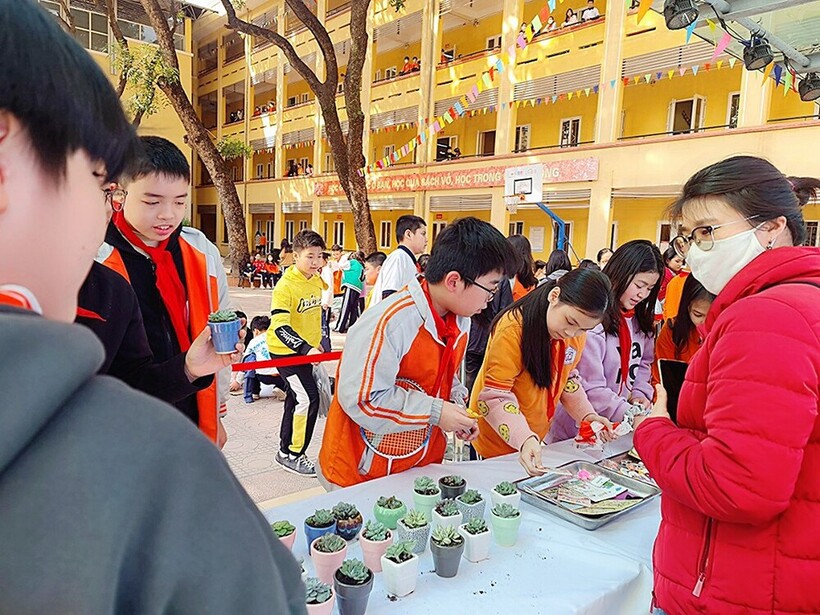 “Đổi rác lấy quà”: Lan tỏa niềm vui và bài học ý nghĩa cho những cô cậu học trò
