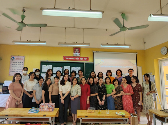 Giáo viên tổ ngoại ngữ Trường THCS Nguyễn Trãi  tập huấn chuyên môn theo chủ đề giảng dạy kỹ năng viết  và tổ chức các hoạt động thực hành nói