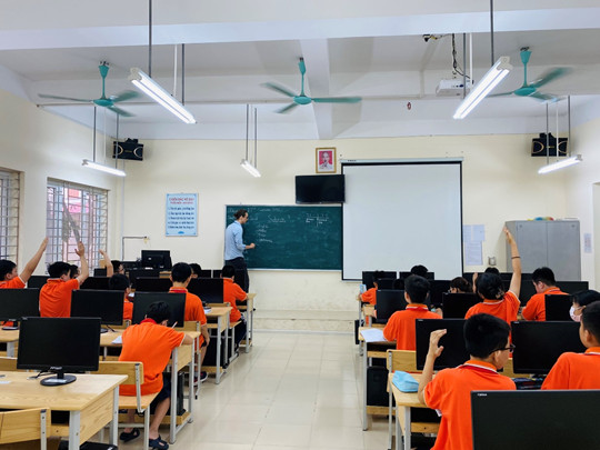 Những tiết học Tiếng Anh liên kết với giáo viên bản ngữ  tại trường THCS Nguyễn Trãi