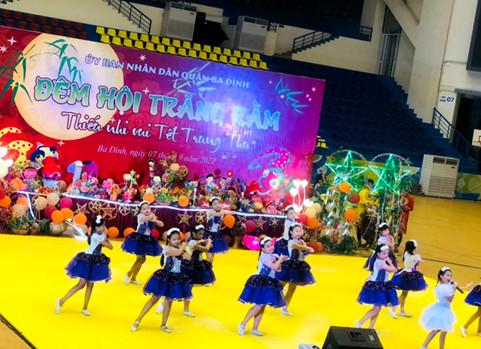 Học sinh Trường THCS Nguyễn Trãi tham dự chương trình Đêm hội trăng rằm do Quận Ba Đình tổ chức