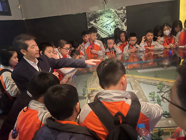 Học tập trải nghiệm tại khu di tích nhà tù Hỏa Lò và phố sách Hà Nội