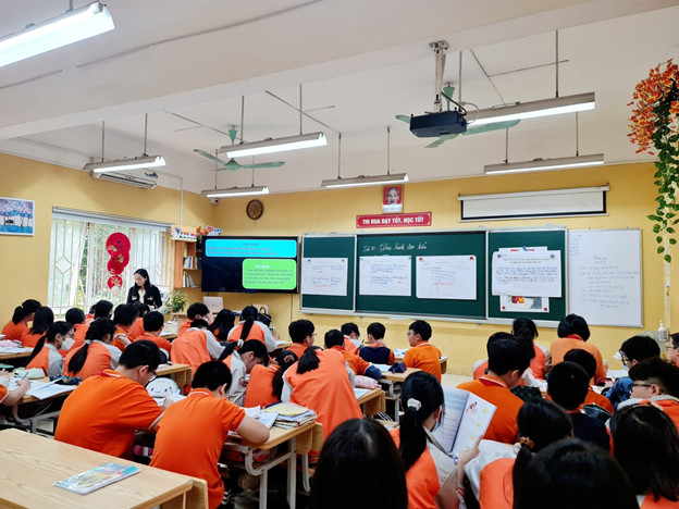 Giáo viên giỏi thực hiện các tiết dạy mẫu cho đoàn giáo sinh thực tập sư phạm