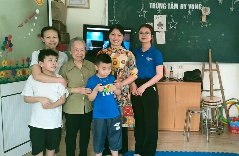 Trường THCS Nguyễn Trãi sang thăm, giao lưu với các em nhỏ đặc biệt của "Trung tâm hy vọng"