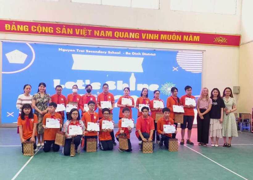 Học sinh khối 8 trường THCS Nguyễn Trãi tự tin thể hiện khả năng thuyết trình trong cuộc thi hùng biện bằng Tiếng Anh mang tên “LET’S SHINE”