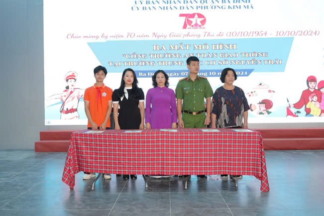 Lớp 6A1 hưởng ứng mô hình cổng trường an toàn giao thông