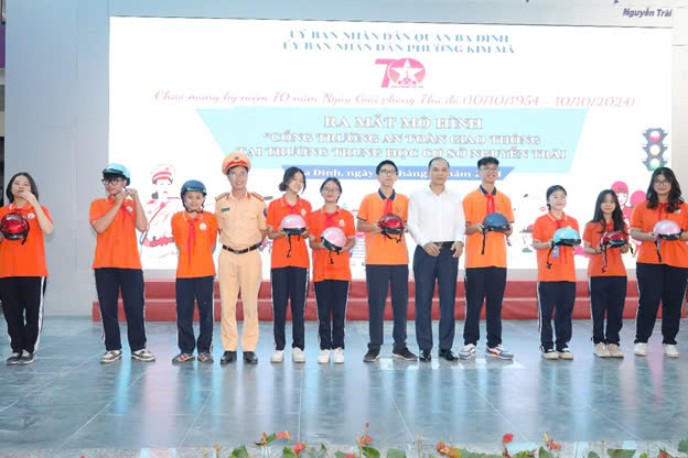 Lớp 7A4 chúng em quyết tâm chấp hành pháp luật về trật tự an toàn giao thông