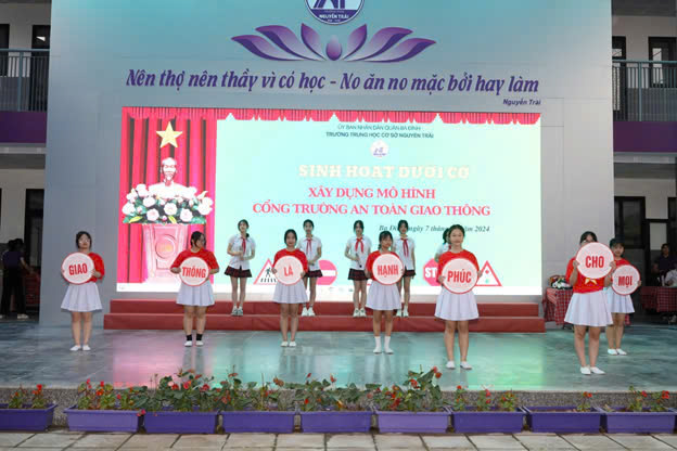 Cổng trường an toàn giao thông - Mô hình xây dựng ý thức cho mỗi học sinh 7A5