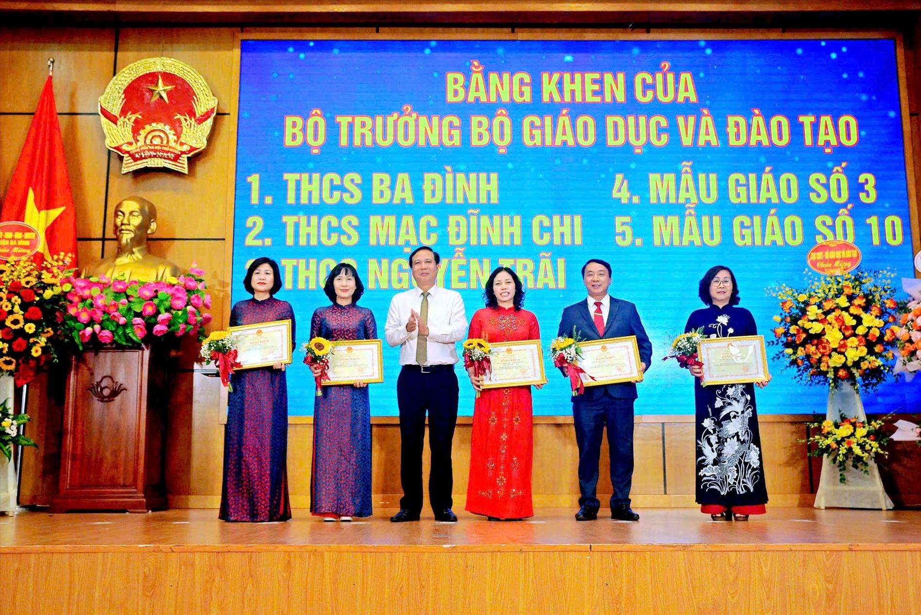 Niềm vinh dự tự hào của ngôi trường Tím được Bộ Giáo dục và Đào tạo trao tặng bằng khen