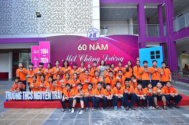 Lớp 6A1 chào mừng kỉ niệm 60 năm thành lập Trường THCS Nguyễn Trãi