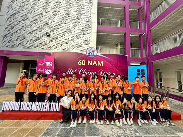 Lớp 7A5 hứng khởi cùng toàn trường kỷ niệm 60 năm ngày thành lập