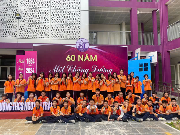 Lớp 7A1 nhiệt liệt chào đón cùng toàn trường kỷ niệm 60 năm ngày thành lập trường