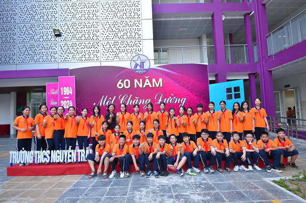 Lớp 6A2 tham gia buổi lễ kỷ niệm 60 năm thành lập trường THCS Nguyễn Trãi