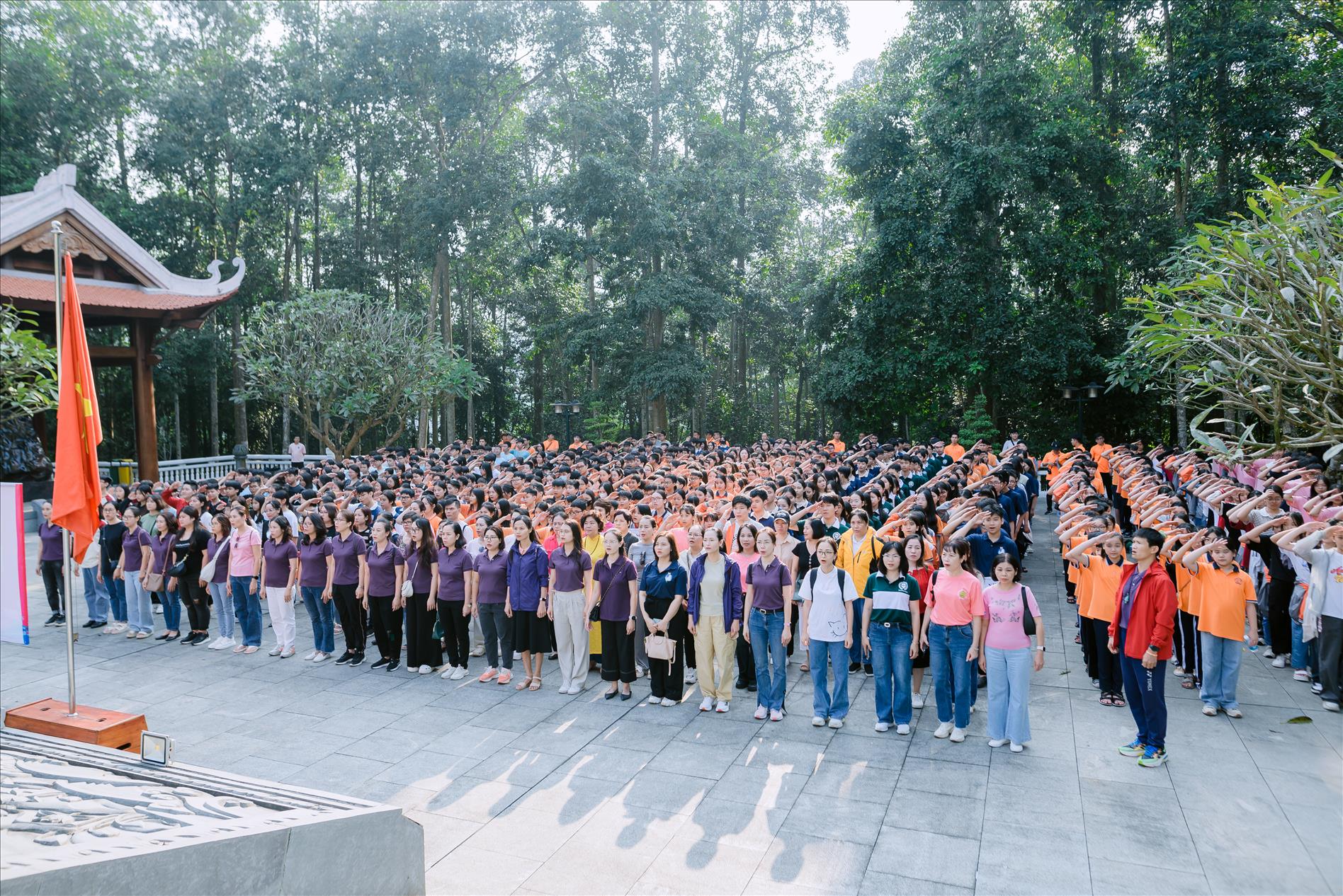 Tham quan trải nghiệm tại khu di tích Đá Chông - Đảo Ngọc Xanh của học sinh THCS Nguyễn Trãi