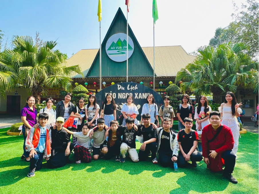 Chuyến tham quan khu du lịch Đảo Ngọc Xanh của lớp 8A2