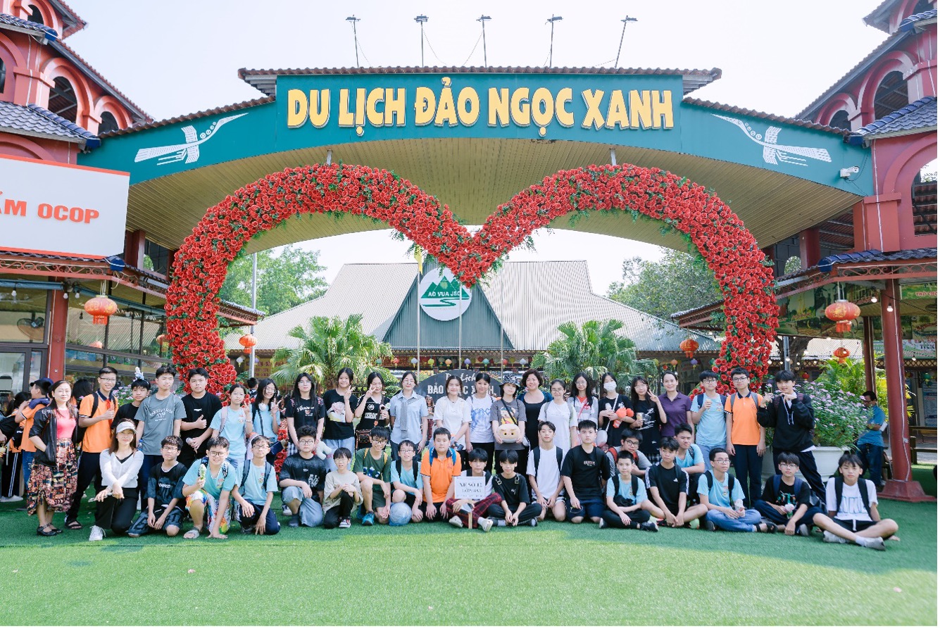 Tập thể lớp 8A1 tham quan trải nghiệm tại khu di tích Đá Chông - Đảo Ngọc Xanh