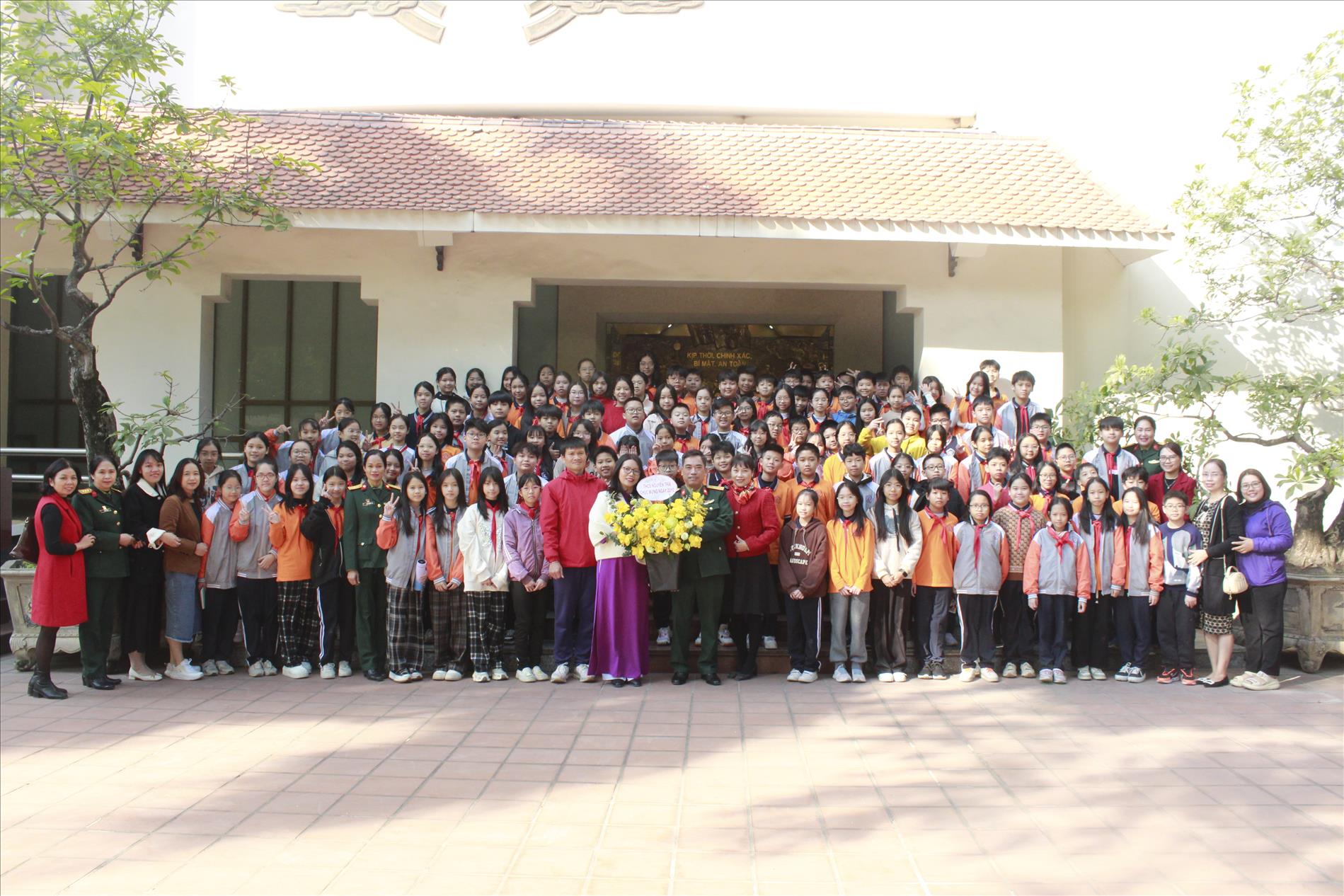 Học sinh trường THCS Nguyễn Trãi hào hứng tham gia học tập trải nghiệm Bảo tàng Binh chủng Thông tin liên lạc