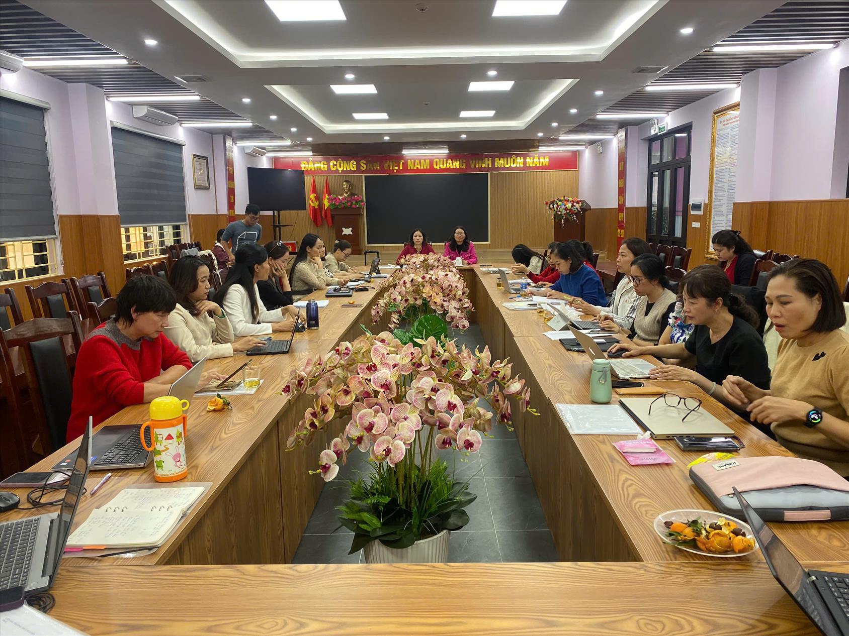 Chi bộ Trường THCS Nguyễn Trãi tổ chức thành công cuộc họp đánh giá, phân loại đảng viên năm 2024