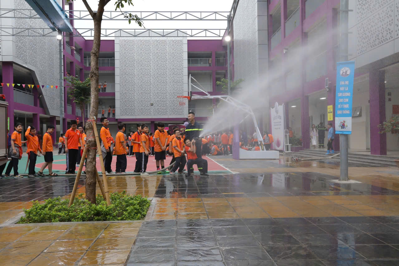 Trường THCS Nguyễn Trãi tổ chức Chương trình tuyên truyền, trải nghiệm thực hành phòng cháy chữa cháy và cứu nạn, cứu hộ