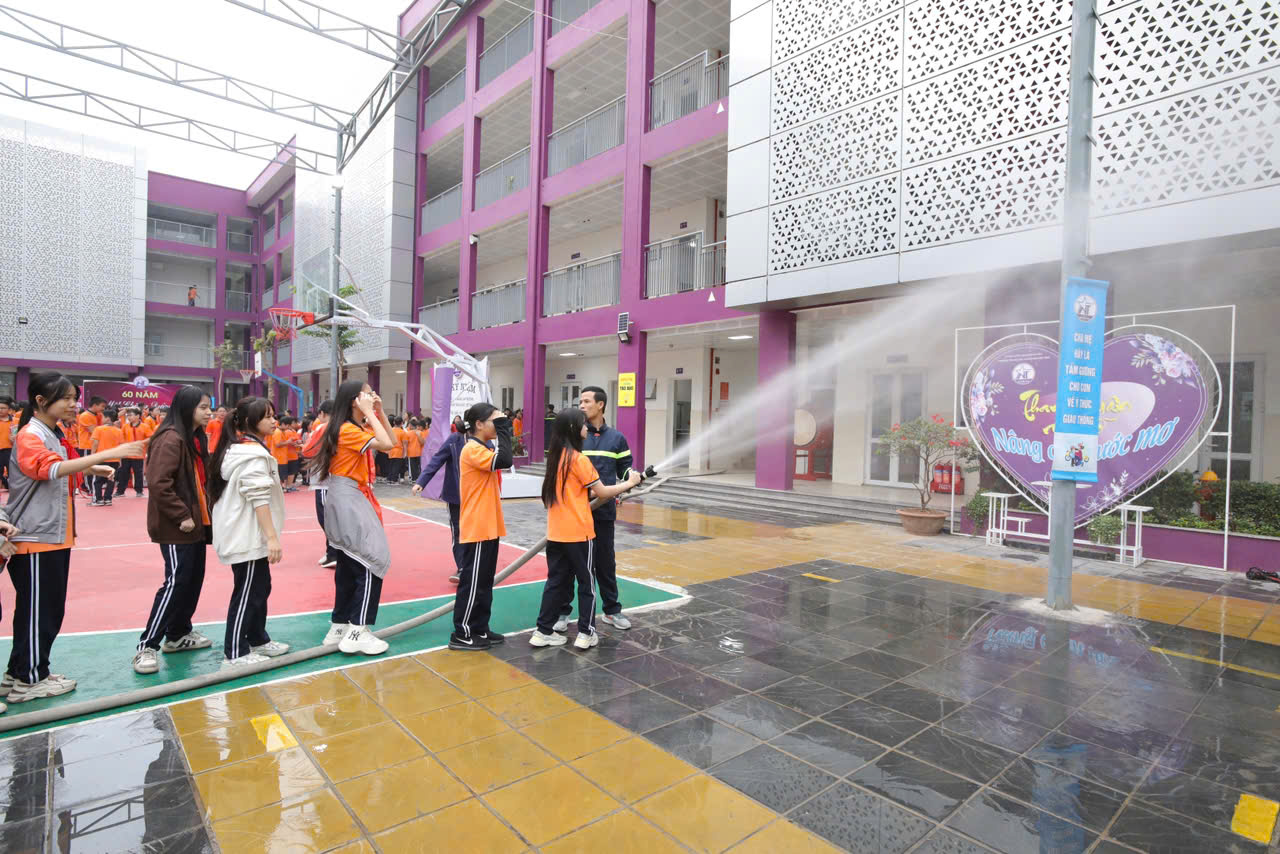 Lớp 7A4 chúng em trải nghiệm thực hành phòng cháy chữa cháy và cứu nạn, cứu hộ