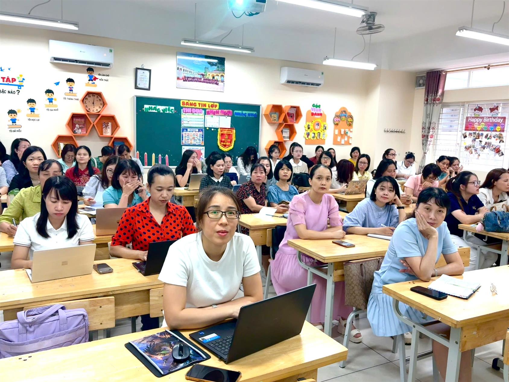 Tập thể giáo viên trường THCS Nguyễn Trãi tham gia tập huấn chuyên môn và triển khai nhiệm vụ năm học 2025 – 2026